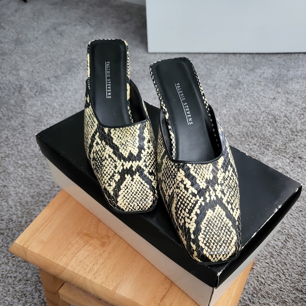 Valerie Stevens “Café” Black/Bone Snake Mules (Size 9M)